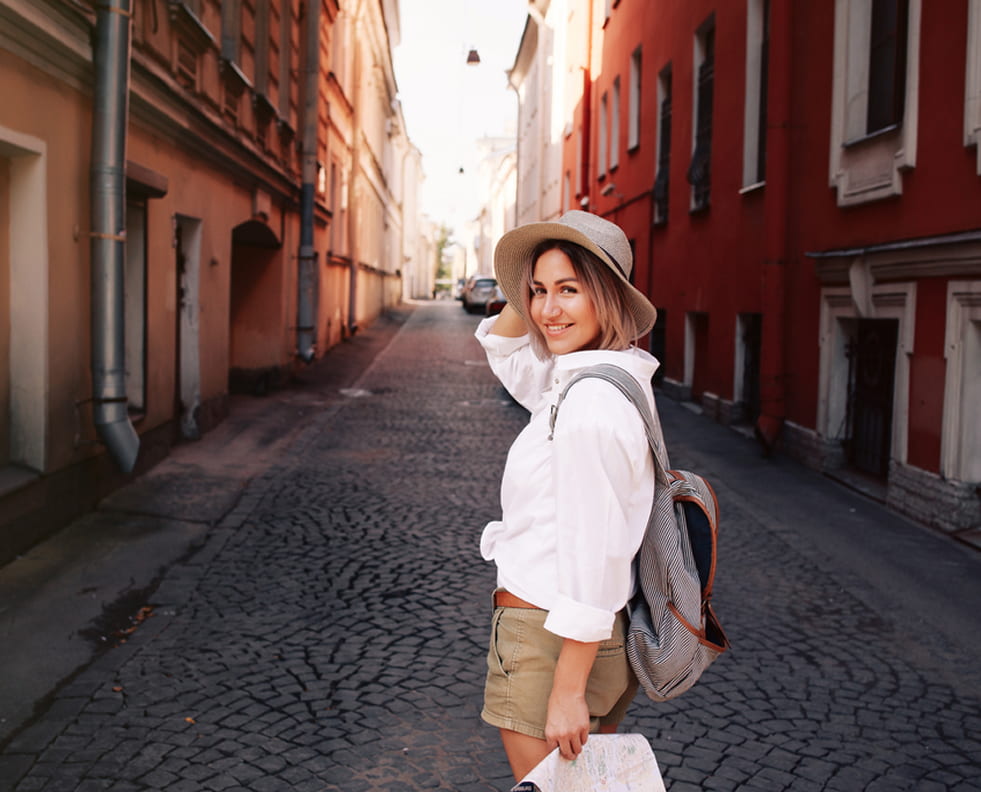 Viaggiatrice solitaria che esplora una destinazione in sicurezza