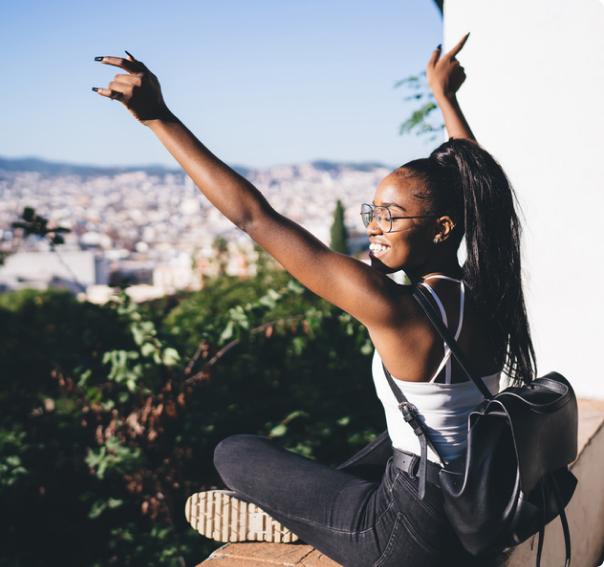 Viaggiatrice solitaria che gode della libertà e scopre la città