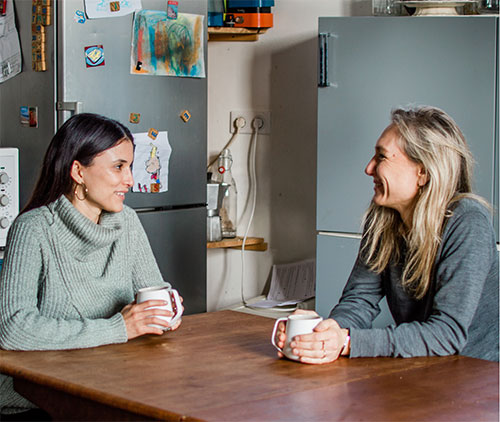 dos mujeres hablando